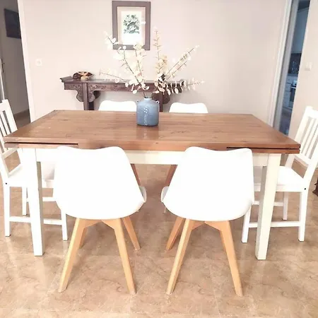Charming & Spacious In Historic Centre & Short Walk To