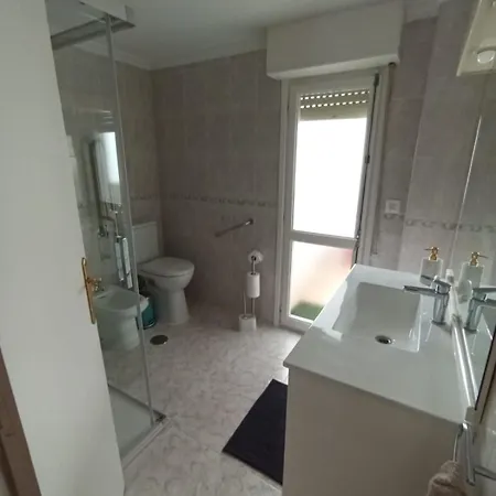 Charming & Spacious In Historic Centre & Short Walk To Lägenhet